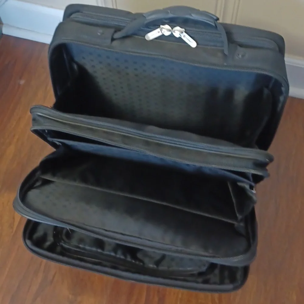 Foray Rolling Laptop/Computer/Pilot/Flight Travel Bag. Multiple Partitions - Picture 10 of 16